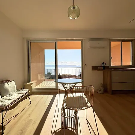 Bright With Sea View In Lägenhet